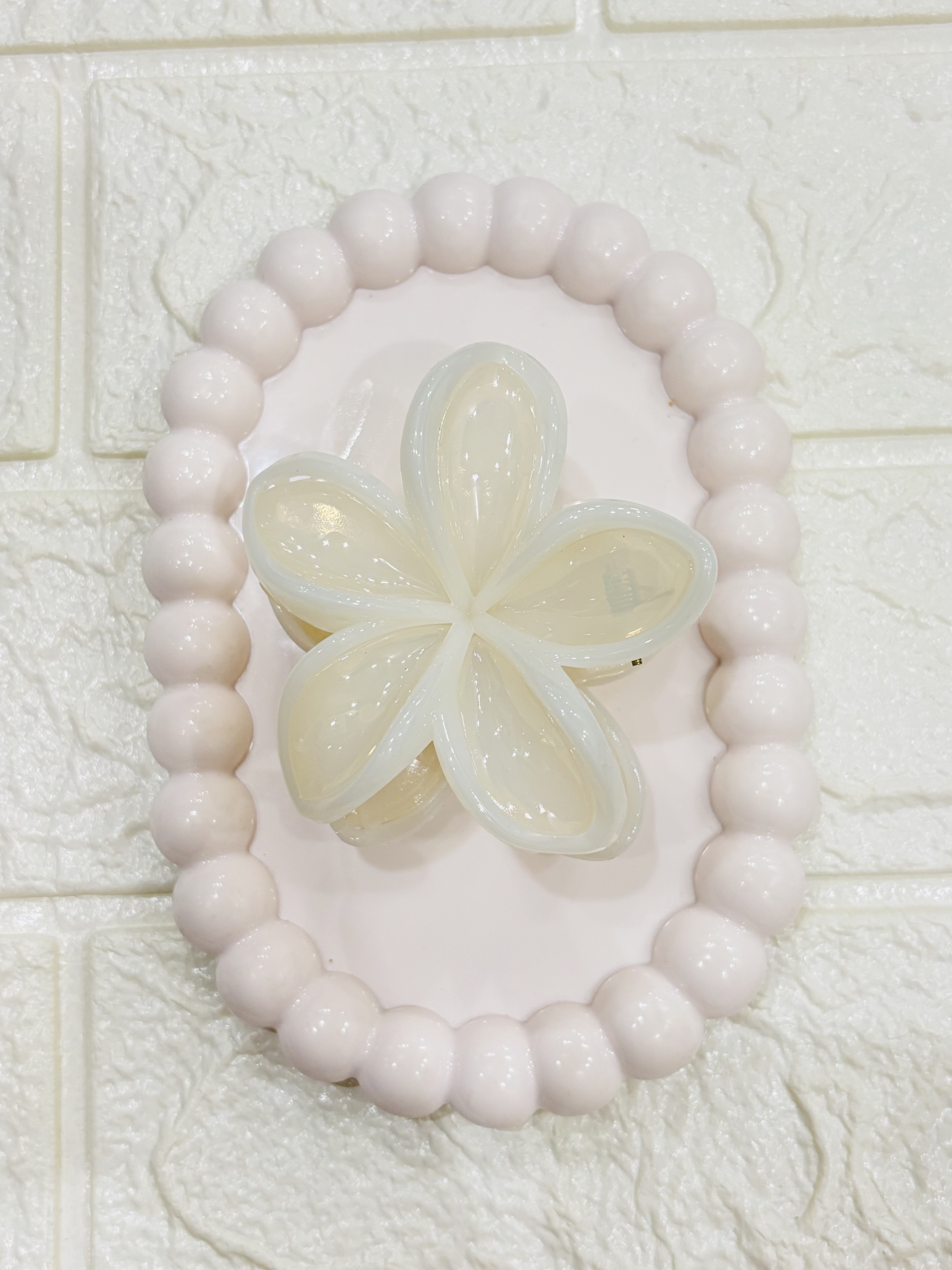 Daisy Claw (White)